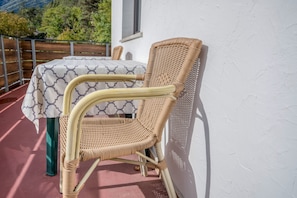 Outdoor dining - Cosy Holiday Apartment "Sonneck" Near Many Hiking Trails with Mountain View & Wi-Fi (Natz/Schabs Südtirol)