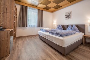 2 bedrooms, free WiFi, bed sheets - Cosy Holiday Apartment "Sonneck" Near Many Hiking Trails with Mountain View & Wi-Fi (Natz/Schabs Südtirol)