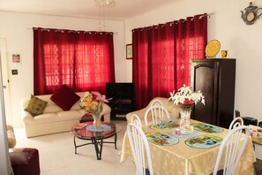 Smart TV, books - Estate Home  (Sandy Bay)