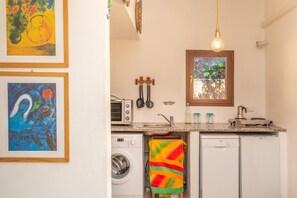 Geladeira, fogão, lava-louças, cadeirão de bebê