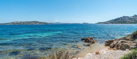Una spiaggia nelle vicinanze