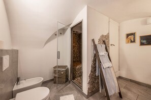 Shower, free toiletries, hair dryer, towels - Apartment "Mariagrazia" with Mountain View, Garden & Turkish Bath (Tesero)