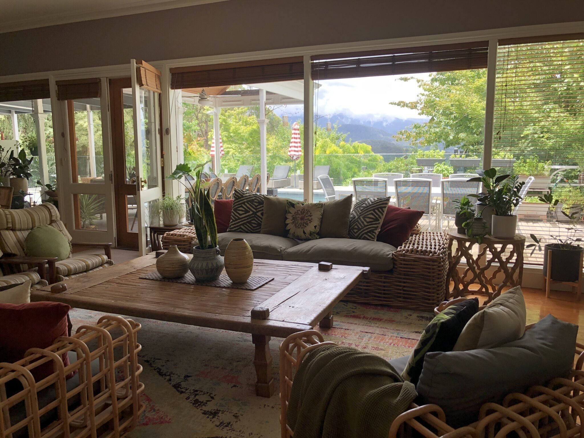 Smart TV, fireplace, DVD player, ping pong