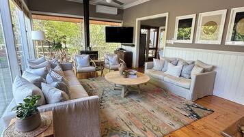 Älytelevisio, takka, DVD-soitin, pöytätennispöytä