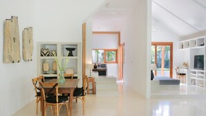 Un interno moderno con zona pranzo, cucina e soggiorno.