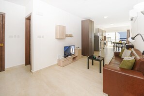 Apartment, 2 Schlafzimmer, Balkon, Stadtblick | Wohnzimmer | Flachbildfernseher