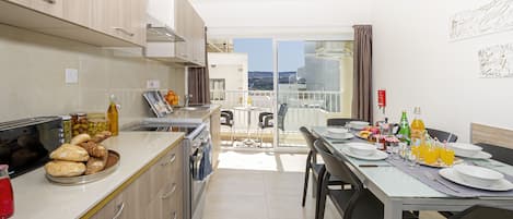 Apartment, 2 Bedrooms, Balcony, City View | Interior