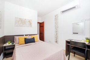 Departamento, 2 habitaciones, balcón, vista a la ciudad | 3 habitaciones, tabla de planchar con plancha y wifi gratis 