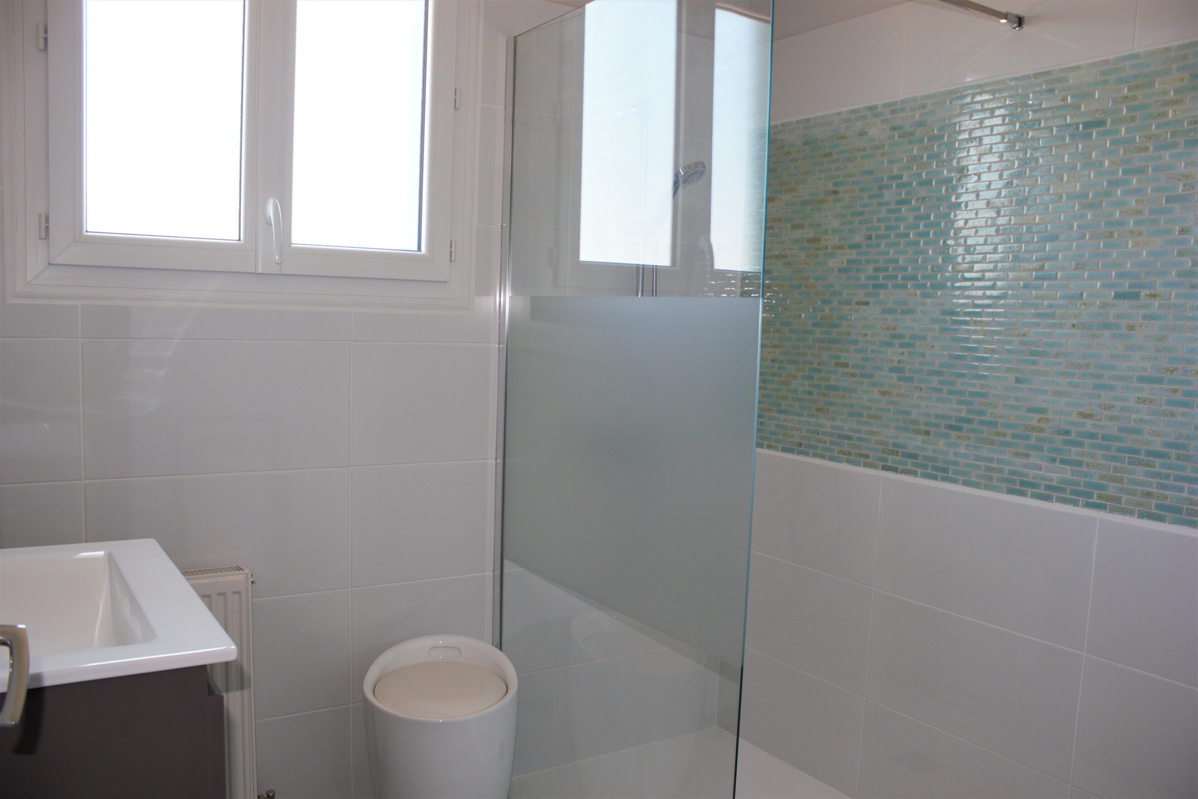 Douche, sèche-cheveux, serviettes fournies, savon