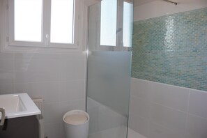 Douche, sèche-cheveux, serviettes fournies, savon