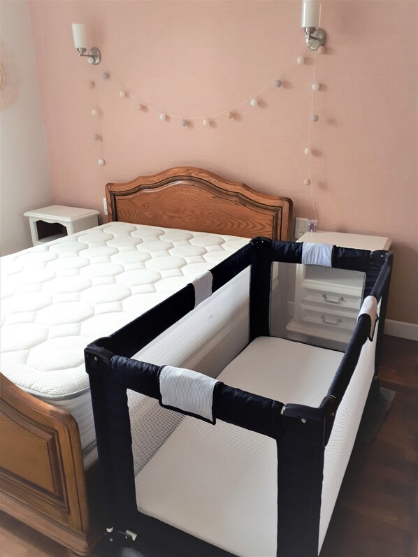 2 chambres, fer et planche à repasser, lit parapluie, Wi-Fi gratuit