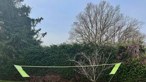 Ein Spielplatz mit Rutsche und Schaukeln.