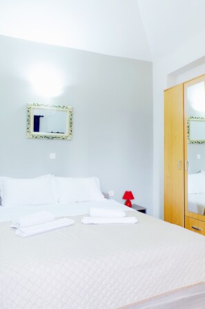 5 bedrooms, desk, iron/ironing board, free WiFi - Fantasia Villas "Selene".




 (KALYMNOS)