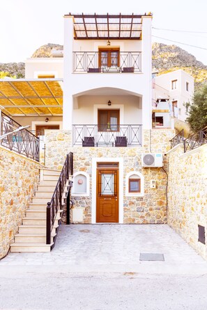 Exterior detail - Fantasia Villas "Selene".




 (KALYMNOS)