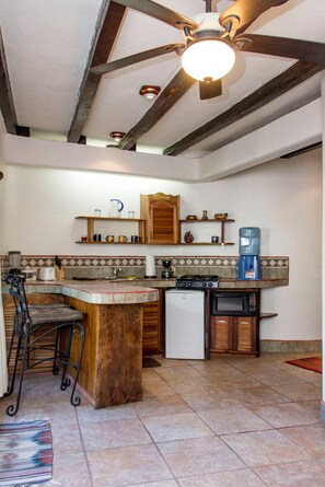 Departamento, 1 habitación, para fumadores, balcón | Cocina privada | Parrilla de estufa, cafetera y tetera y utensilios de cocina 