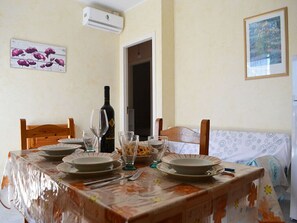 Ferienhaus, 2 Schlafzimmer, Balkon, Stadtblick | Speisen