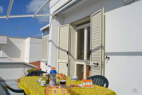 Maison, 2 chambres, balcon, vue sur la ville | Restauration en plein air
