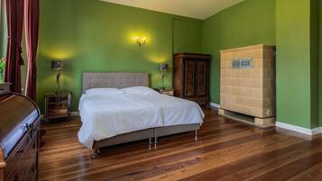 1 Schlafzimmer, Schreibtisch, Reisekinderbett, Bettwäsche