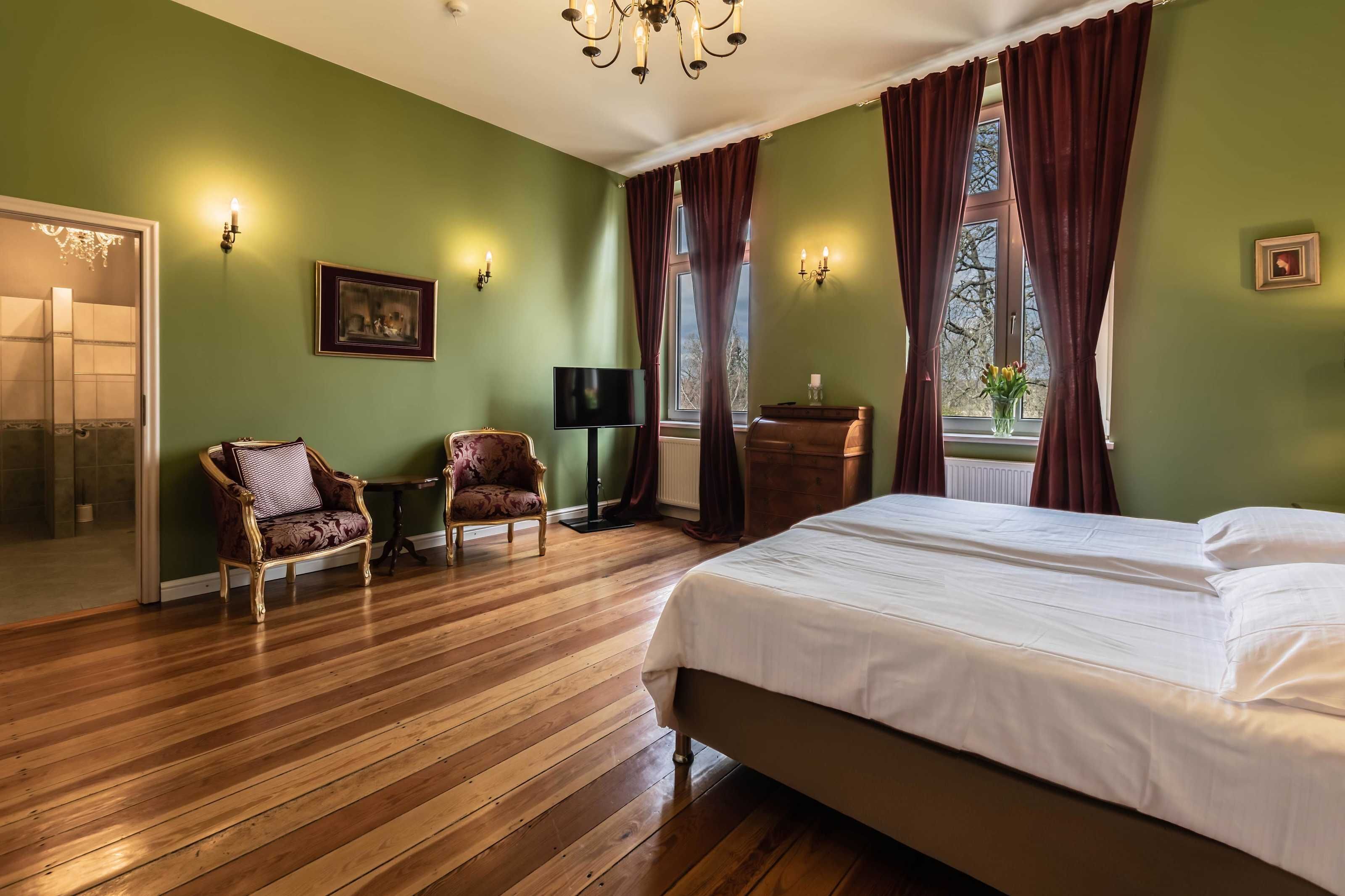 1 Schlafzimmer, Schreibtisch, Reisekinderbett, Bettwäsche