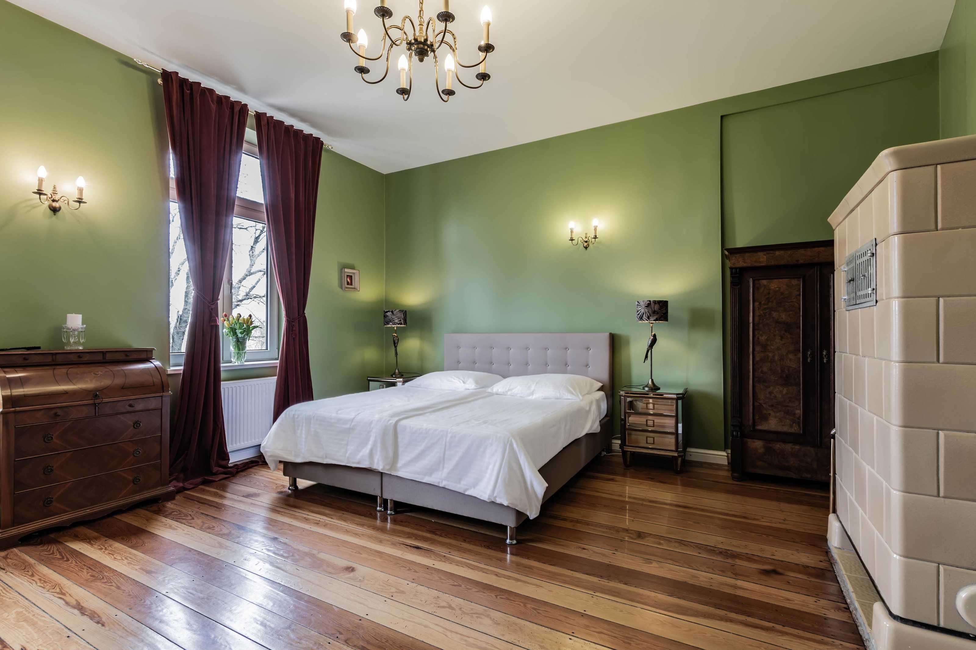 1 bedroom, desk, travel crib, bed sheets