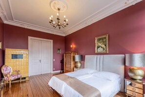 A bedroom with a large bed, a chandelier, a wardrobe, and a chair. - Zimmer Ludwigslust - Schlosshotel Groß Köthel (Hohen-Demzin)