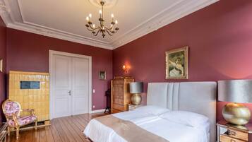 1 Schlafzimmer, Schreibtisch, Reisekinderbett, Bettwäsche