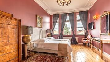 1 Schlafzimmer, Schreibtisch, Reisekinderbett, Bettwäsche