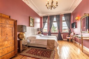 1 bedroom, desk, travel cot, bed sheets - Zimmer Ludwigslust - Schlosshotel Groß Köthel (Hohen-Demzin)