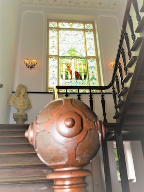 Eine Treppe mit hölzernem Geländer und einer verzierten Balustrade.