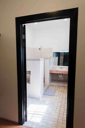Apartment, 1 Bedroom, Smoking, City View | Bathroom