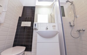 Departamento, 1 habitación, vista al jardín | Regadera en el baño