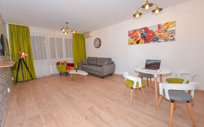 Apartment, 1 Bedroom, Garden View | Living room