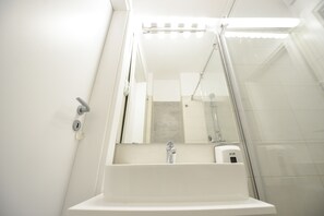 Estudio, 1 habitación, vistas a la ciudad | Baño | Ducha y toallas
