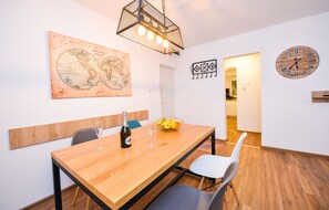 Departamento, 2 habitaciones, vista a la ciudad | Área de sala de estar