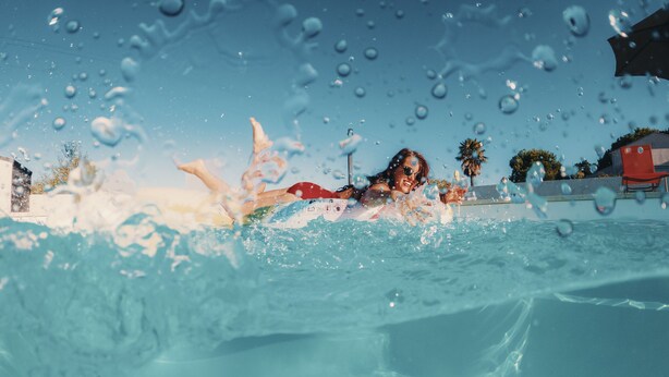 A person swimming in a pool with water splashing around. - Campo Vecchio DRACENA (Ghisonaccia)