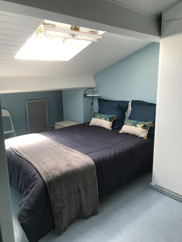 Une chambre à coucher avec un lit, un bureau et une chaise.