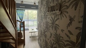 Een trap die leidt naar een balkon met uitzicht op groen.