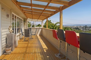 Outdoor dining - Tahuna Views - Sweeping Bay Views with a Spa Pool. Easy Walk to the Beach! (Tahunanui)