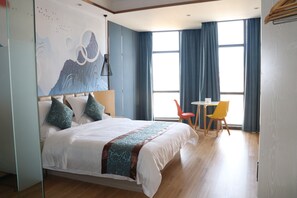 Habitación doble Deluxe | Escritorio, cortinas blackout, wifi gratis y ropa de cama 