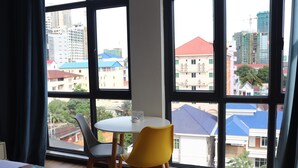 Desk, blackout drapes, WiFi (free), bed sheets - Fu Bang Guo Ji Xi Niu Hotel (Sihanoukville)