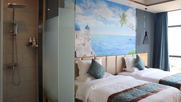 Desk, blackout drapes, WiFi (free), bed sheets - Fu Bang Guo Ji Xi Niu Hotel (Sihanoukville)