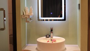 Shower, free toiletries, slippers, towels - Fu Bang Guo Ji Xi Niu Hotel (Sihanoukville)