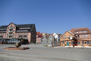 A town square with historic buildings, a central fountain, and a clear blue sky. - Vacation Apartment in Waren am Hafen - Listing ID 119928 (Waren (Müritz))