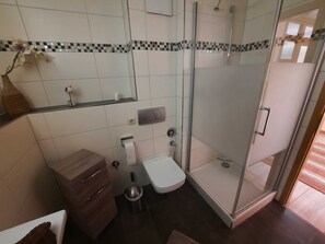 A modern bathroom with a glass-enclosed shower, a toilet, and a sink. - Vacation Apartment in Waren am Hafen - Listing ID 119928 (Waren (Müritz))