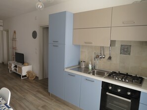 Kühlschrank, Ofen, Herdplatte, Wasserkocher mit Kaffee-/Teezubehör