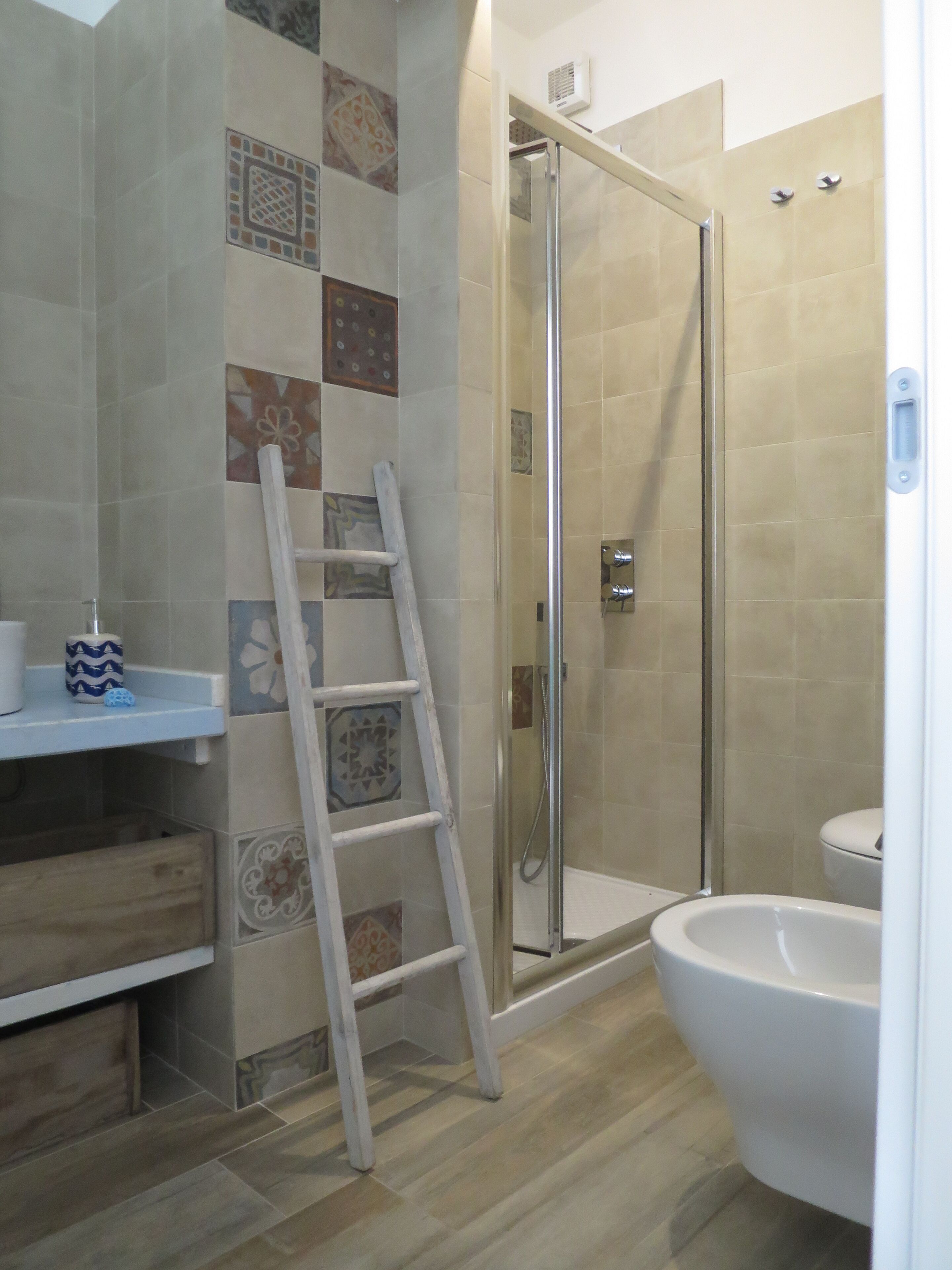 Ducha, secador de pelo, bidé y toallas