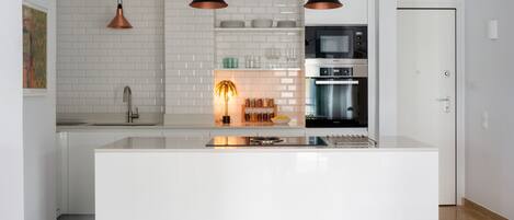 Kylskåp, mikrovågsugn, ugn och spishäll