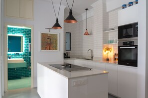 Refrigerador, microondas, horno, placa de cocina