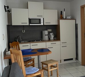 Réfrigérateur, micro-ondes, cafetière/bouilloire, bouilloire électrique