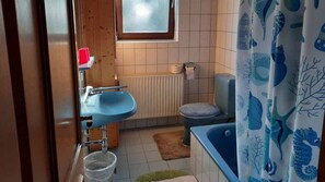 Regadera, toallas, papel de baño 